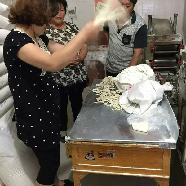 工作人員正在甩面，展示一品鮮面食的勁道程度