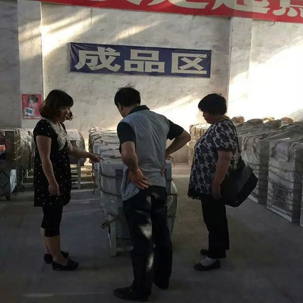 給客戶(hù)介紹半自動(dòng)揉壓機(jī)