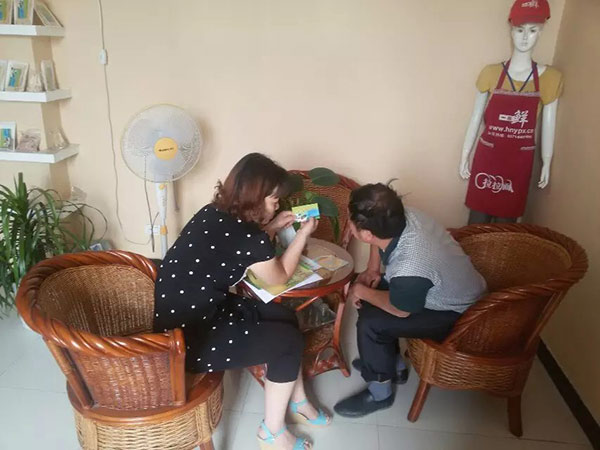 工作人員給客戶(hù)介紹商標(biāo)的使用